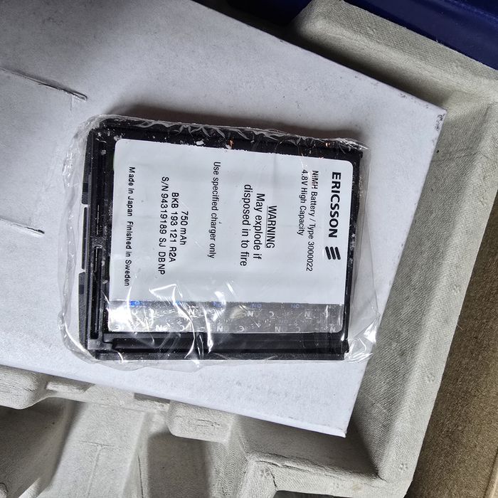 Ericsson T10 – NOU, în cutie