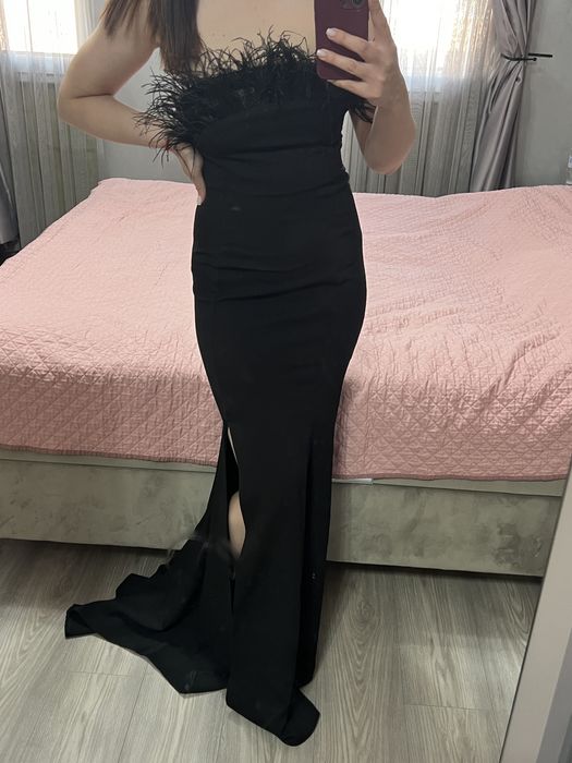 Дълга черна официална рокля с пера