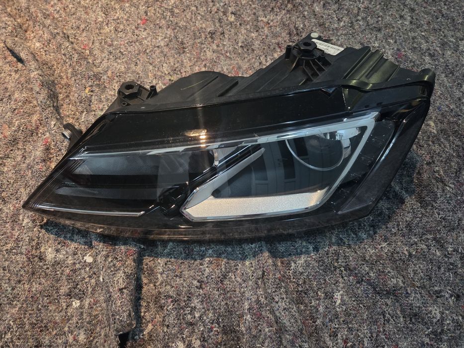 Far vw jetta stânga