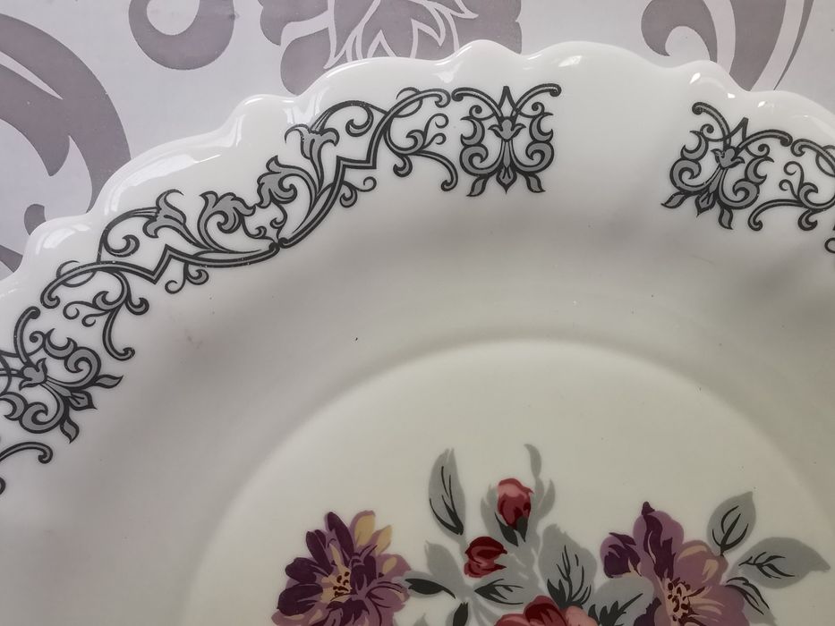 Нов, уникално красив сервиз за храна от аркопал, 18 части.