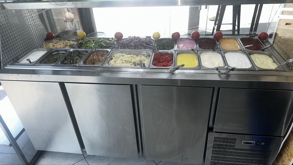 Fast food vitrina rece folosita in shaormeire ptr sosuri