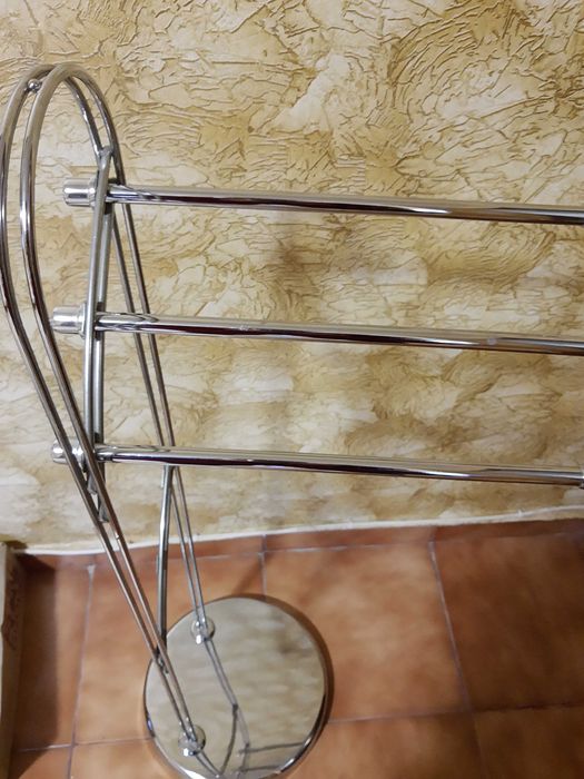 Поставка инокс,стояща за баня лукс за хавлии.