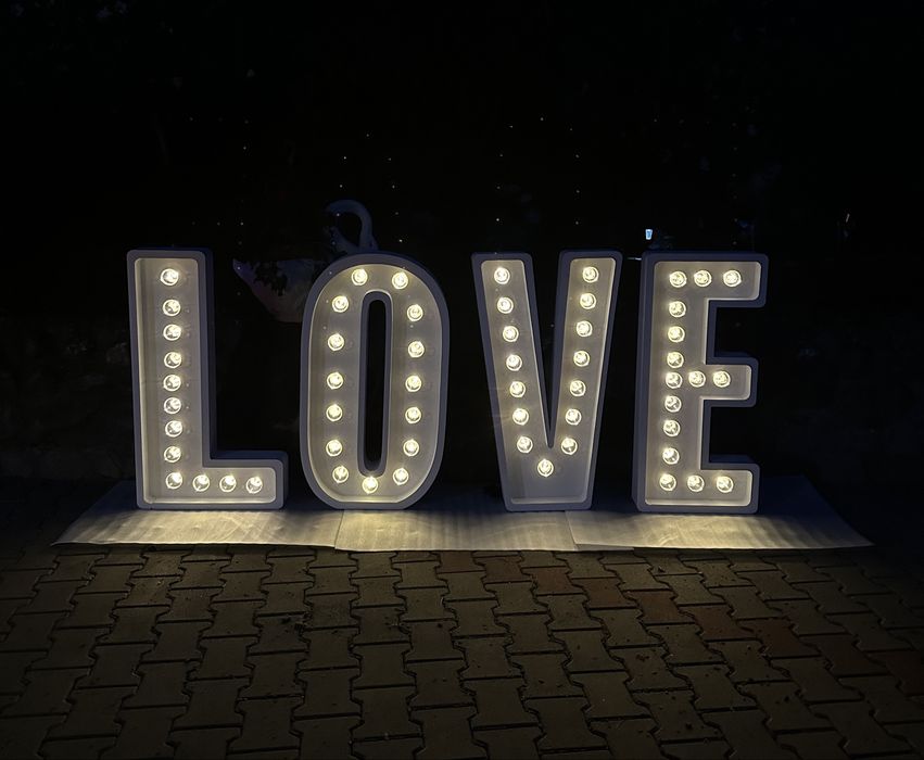 Litere volumetrice luminate