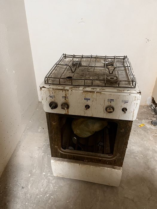 Gaz plita ishlaydigan holatda sotiladi