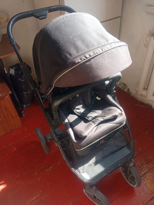 Продам коляску и зимние бошмаки