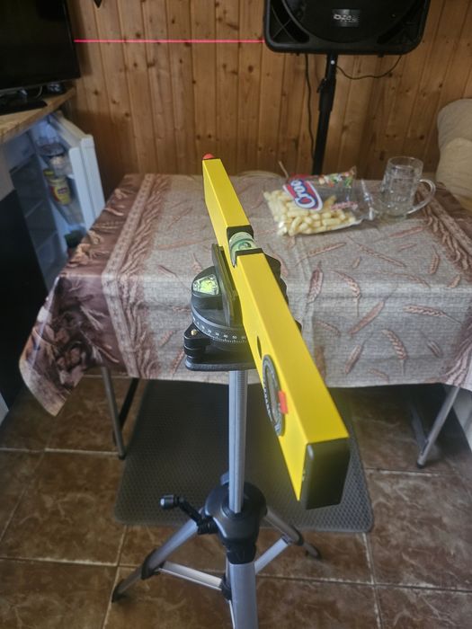 Nivela cu laser si trepied