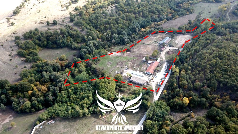 Продавам обор, краварник, склад 1303кв.м. и земя 24727кв. с.Долнослав