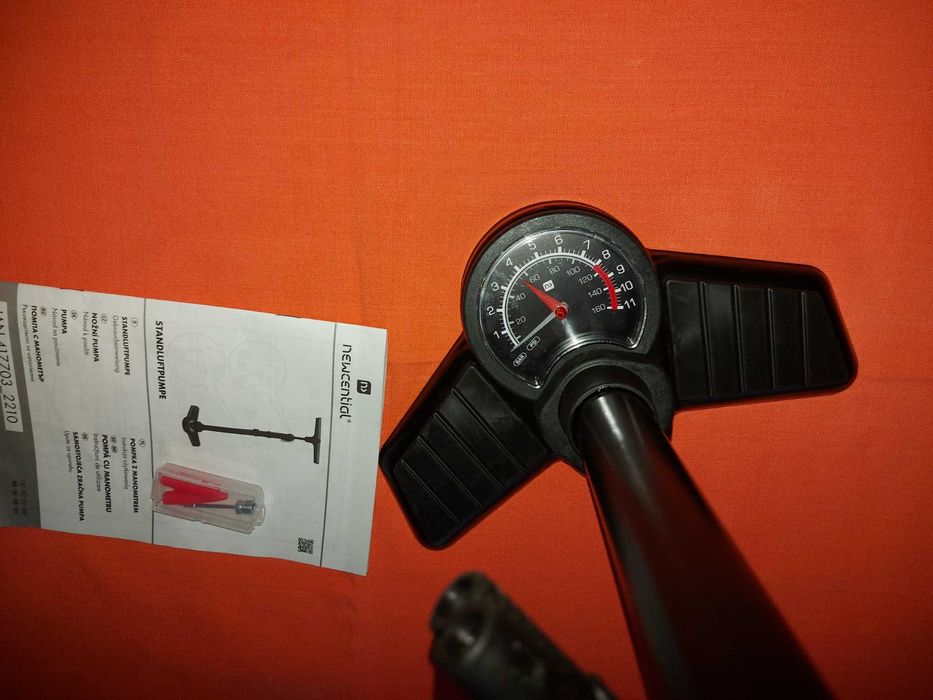 Pompa manuala cu manometru, pentru umflat roti