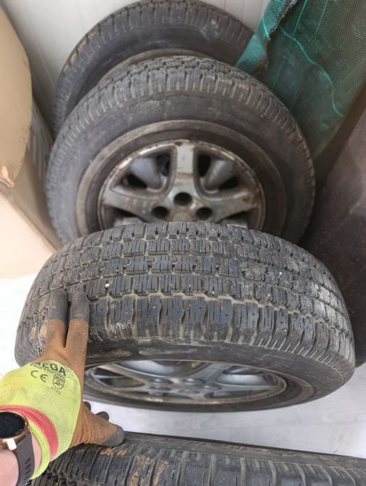 Зимни гуми за  джип или ван  с джанти 4бр- 215/70/15 Goodrich WinterSl