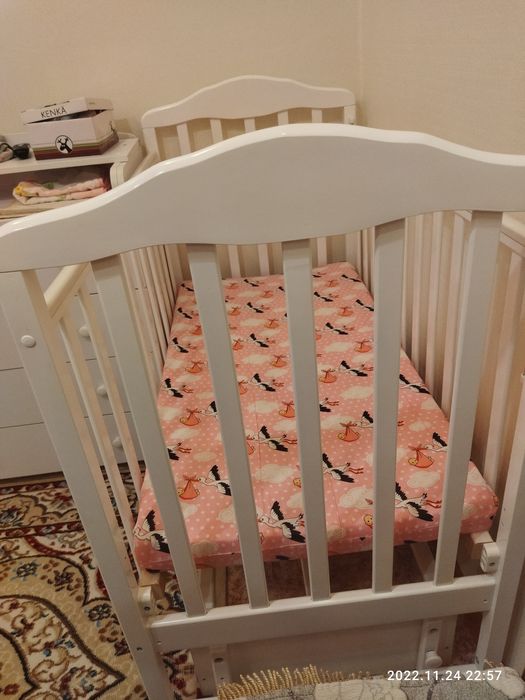 Детская кроватка и камод