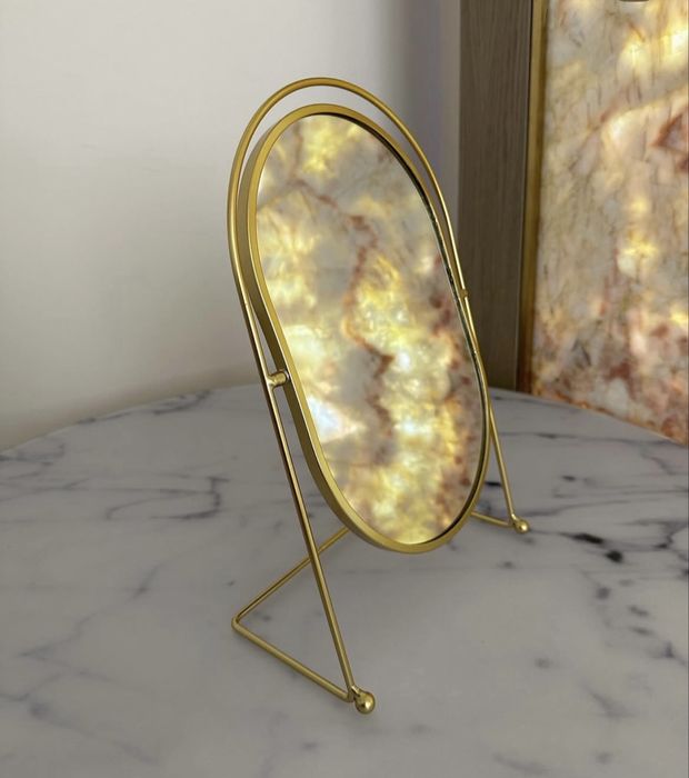 Зеркало с золотой рамкой