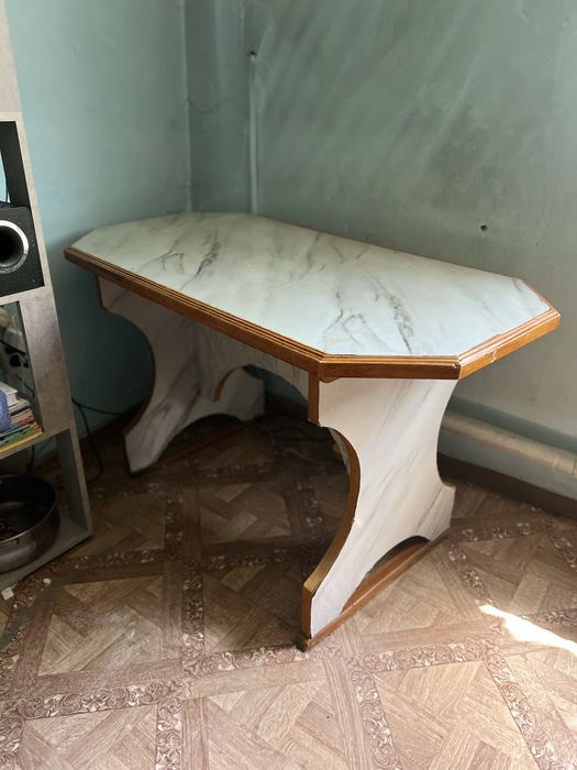 Продам стол крепкий