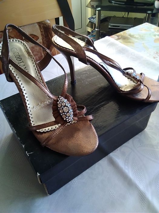 Нови елегантни обувки, сандалети