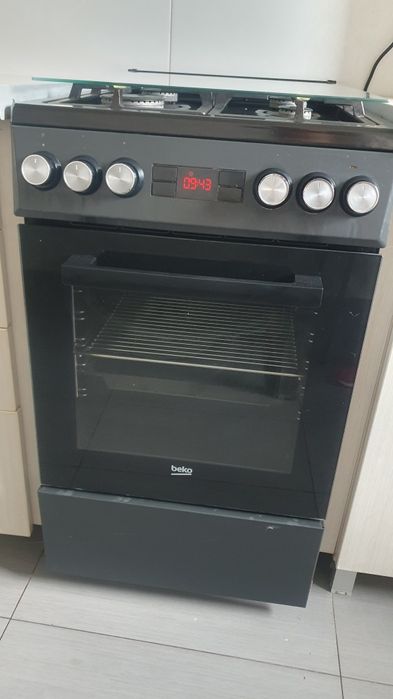 Vând Aragaz Beko stare bună,  4 arzătoare,  negru, cu capac de sticlă