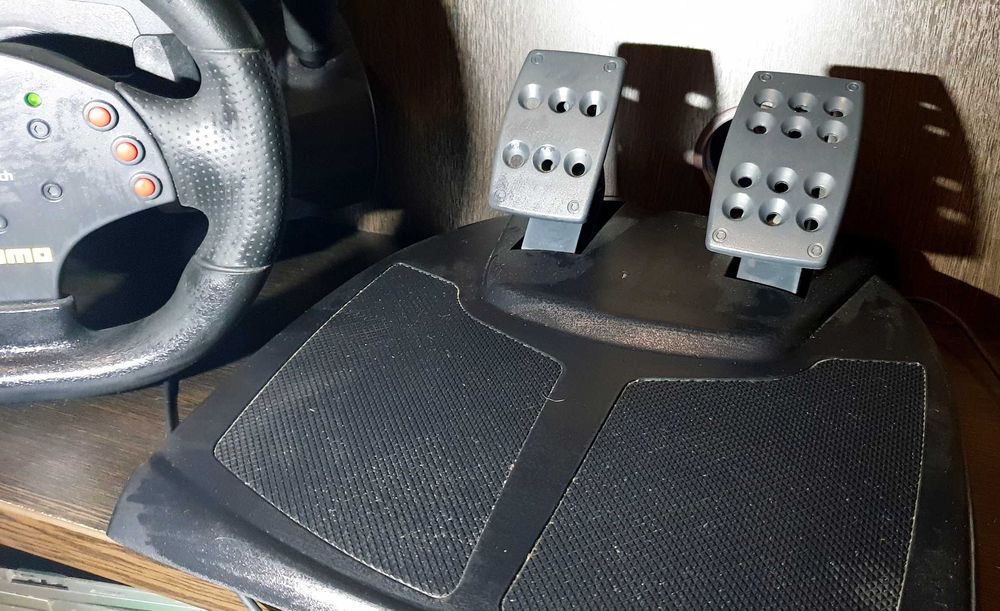Logitech Momo Racing игровой руль