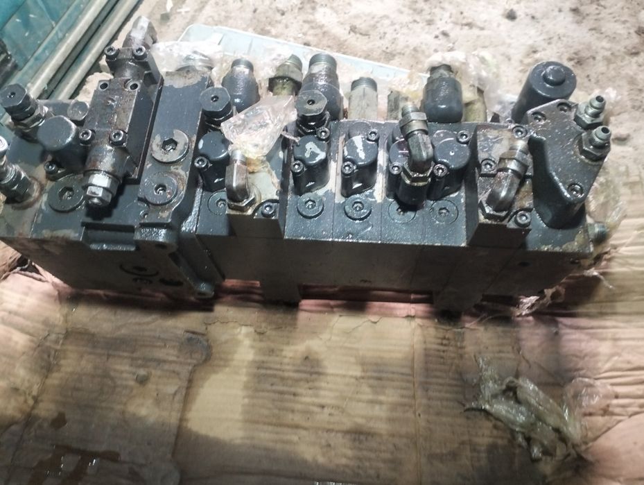 Распределитель экскаватора погрузчика Каматсу