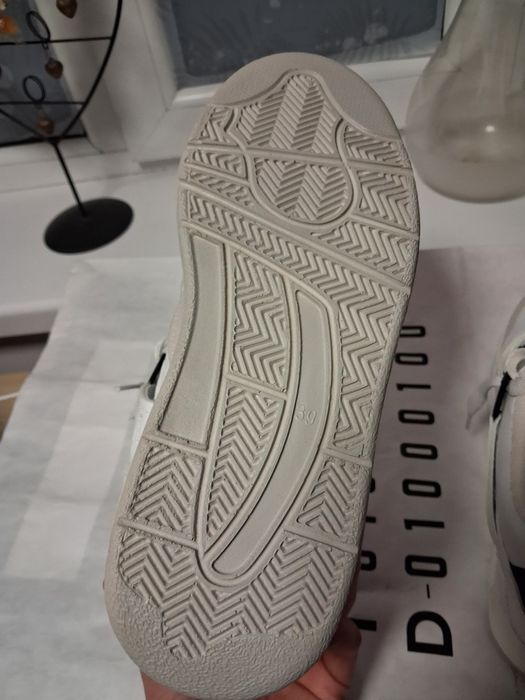 Adidași noi fără eticheta