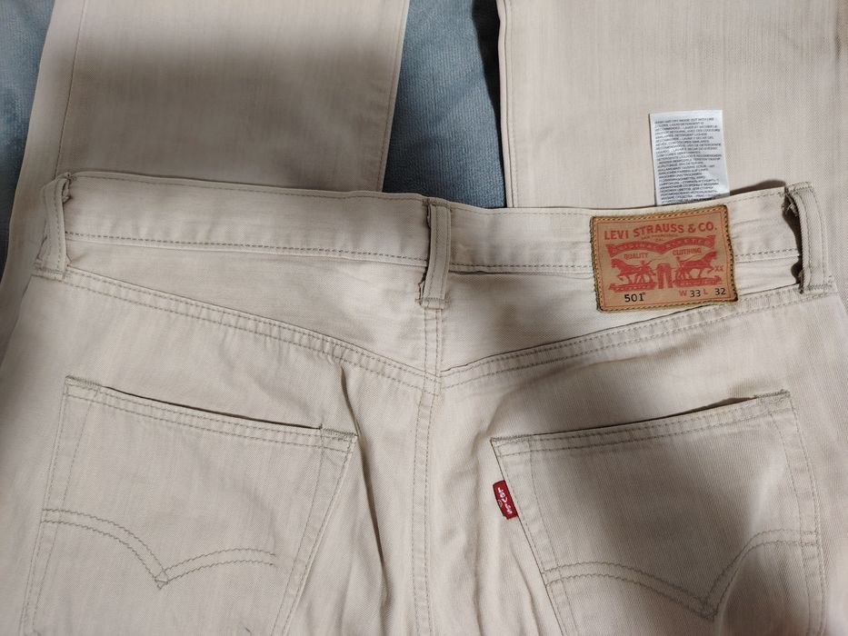 Фирменные дженсы Levi's.