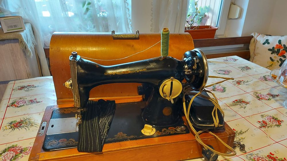 Vand mașina de cusut ruseasca