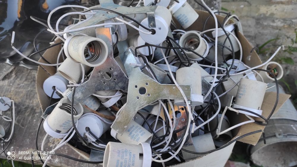 Патроны для лампочек.