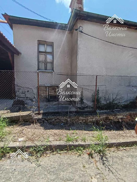 Ъглов парцел с къща в близост до центъра
