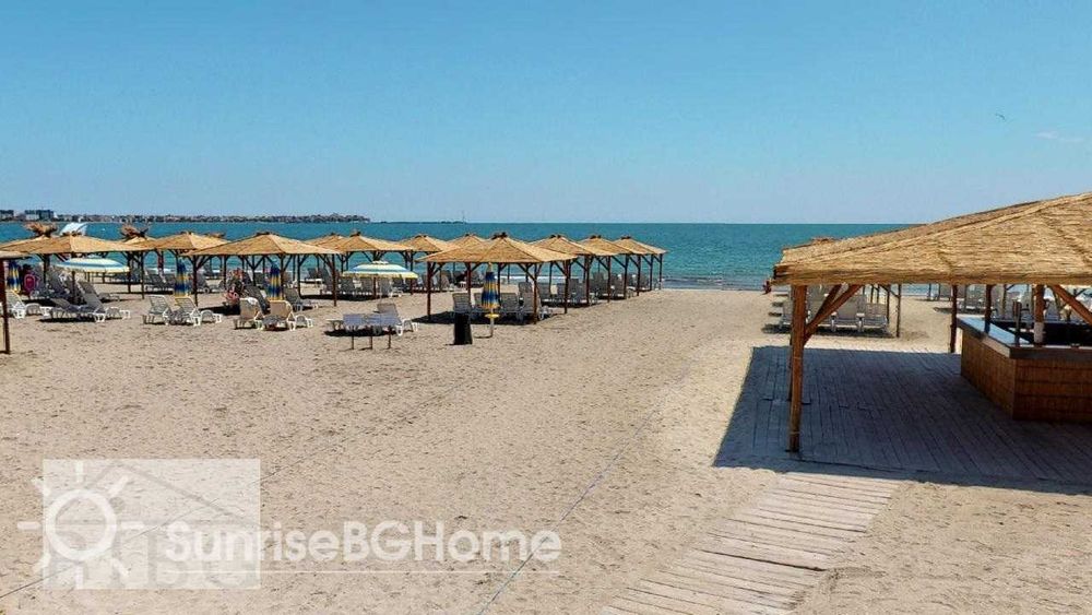 Просторен двустаен в Sunset Resort на първа линия море