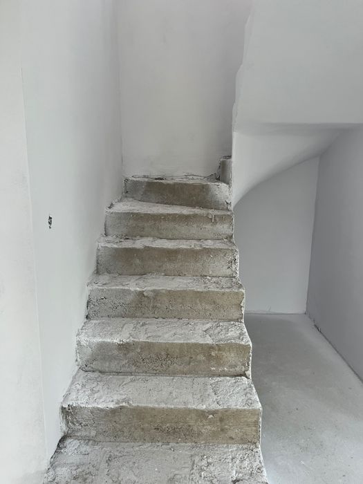 Casă singur în curte