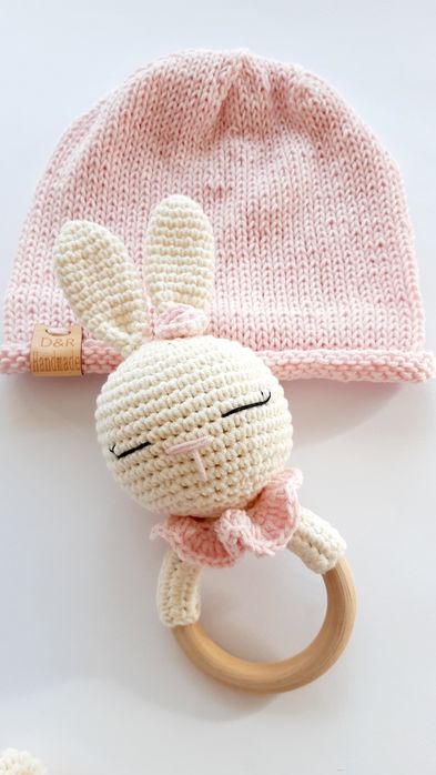 Ръчно плетен комплект/шапчица,клипс,дрънкалка