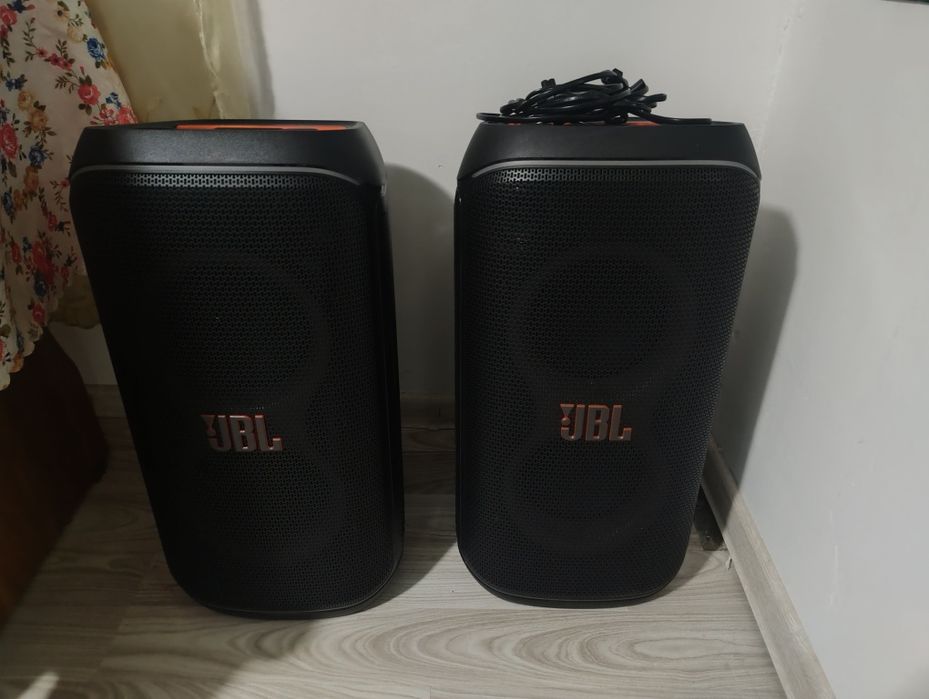 Vand doua boxe jbl party box 120 club aproape noi