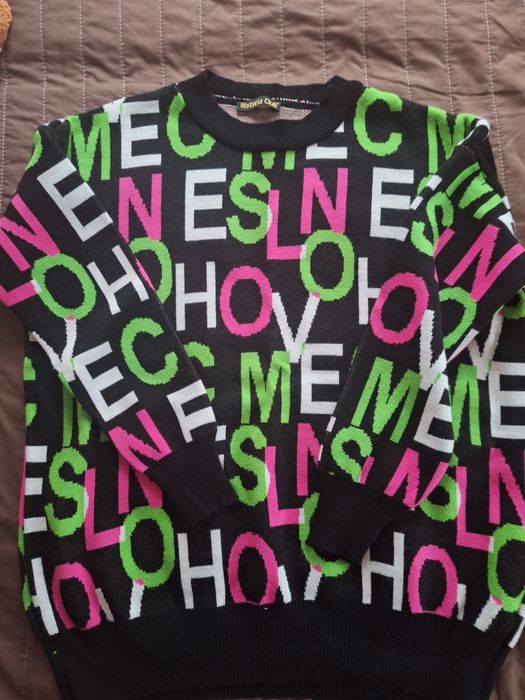 Дамски пуловер с букви нов за 20лв