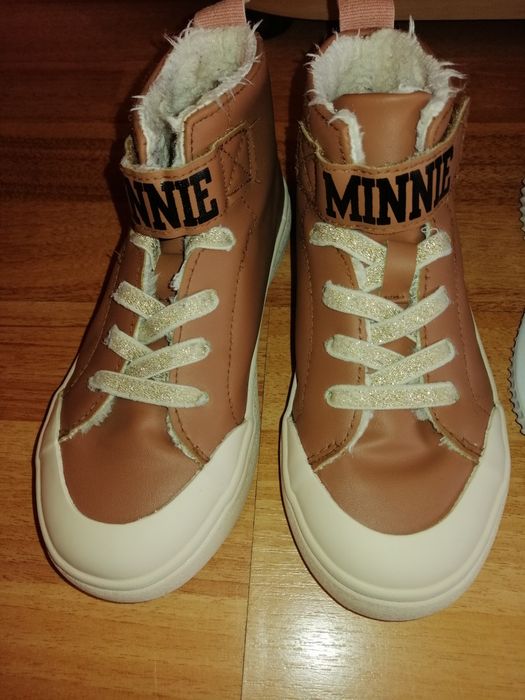 Различни размери маратонки и пантофки