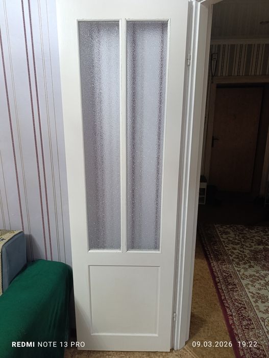 Белая дверь с окнами