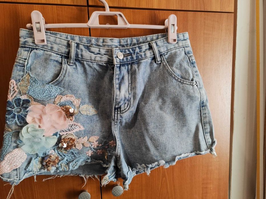 Къси панталони с апликация