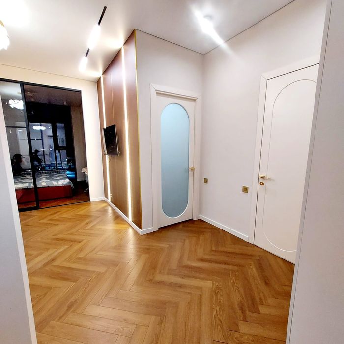 Сдам 2 ком квартиру , полностью меблирована,  дизайнерский ремонт.