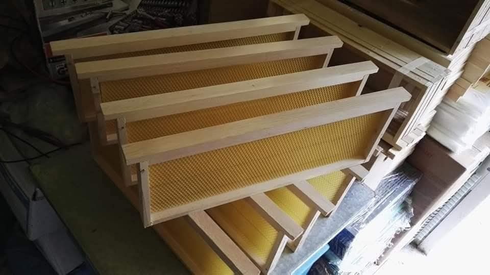 Пчелни рамки с залепени восъчни основи