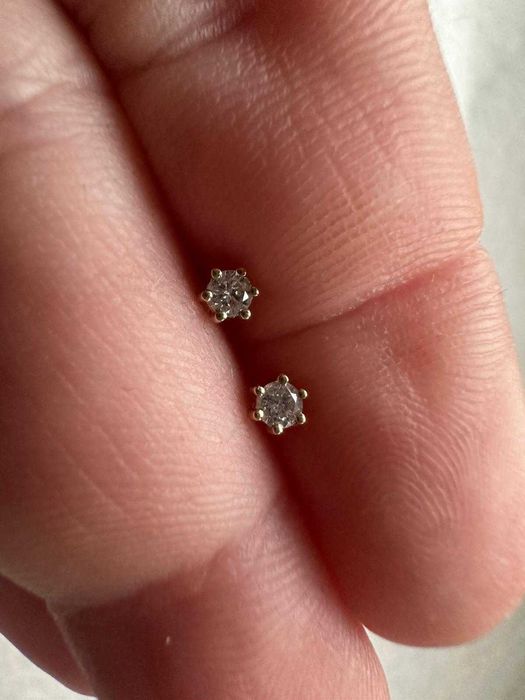 Pereche de cercei din aur, decorată cu diamante