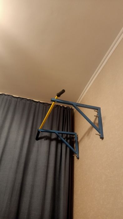 Турник настенный