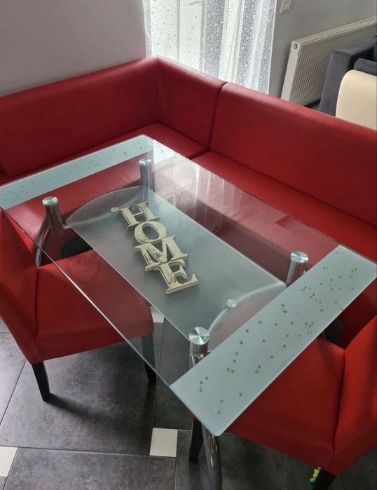 Coltar, 2 scaune si masa de sticla