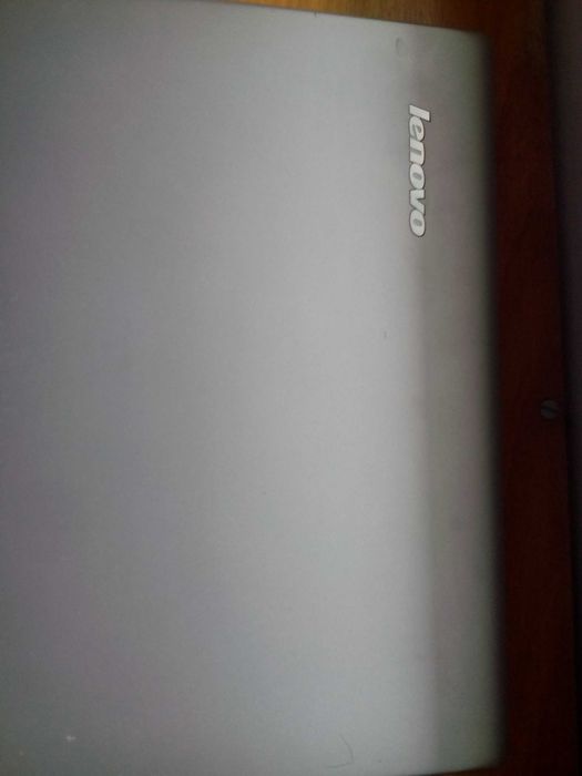 Продавам лаптоп Lenovo