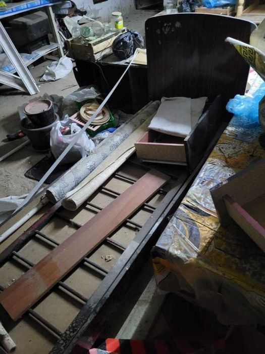 Из подвала-ванна пластиковая,банки,книги,тетради,пылесос,коробки,двери