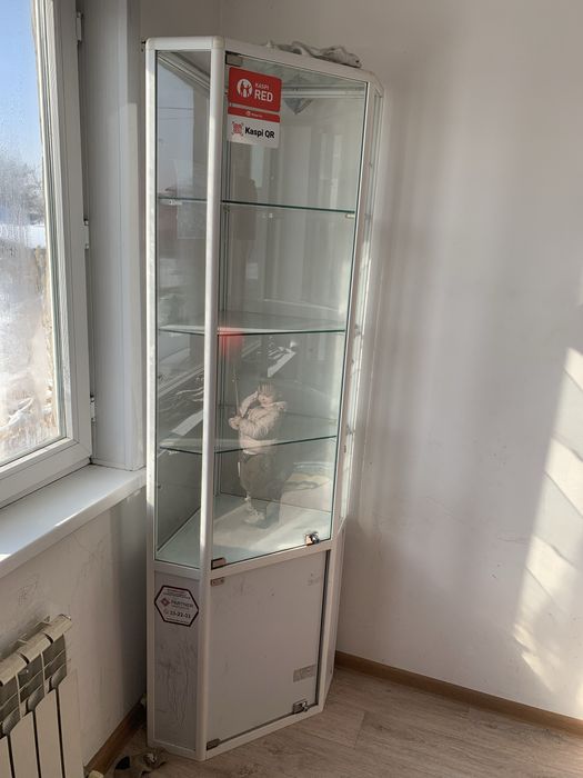 Продам ветрину угловая