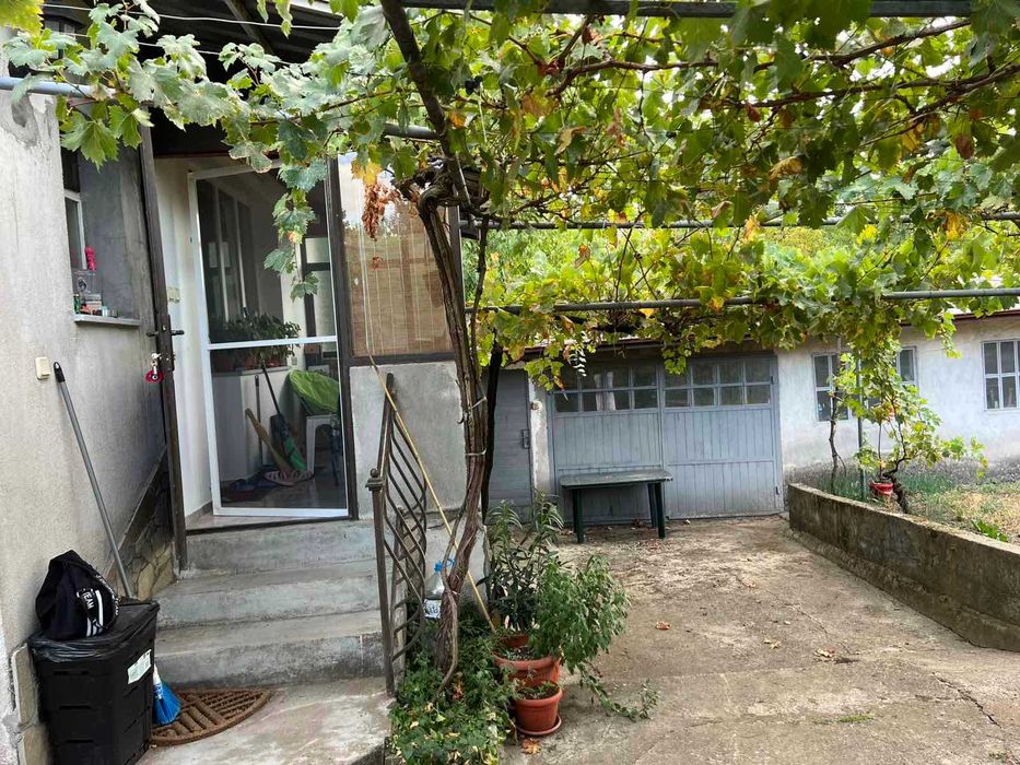 Къща с двор в кв.Болярово,гр.Хасково