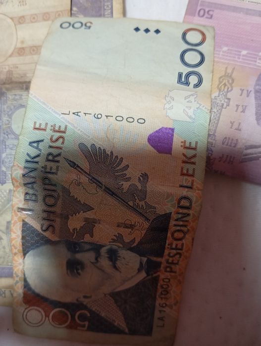 Vând bani vechi (bacnote și monezi