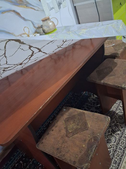 Стол с табуретками