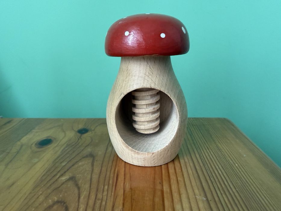 Ръчно изработена дървена орехотрошачка гъба – нова, декорация