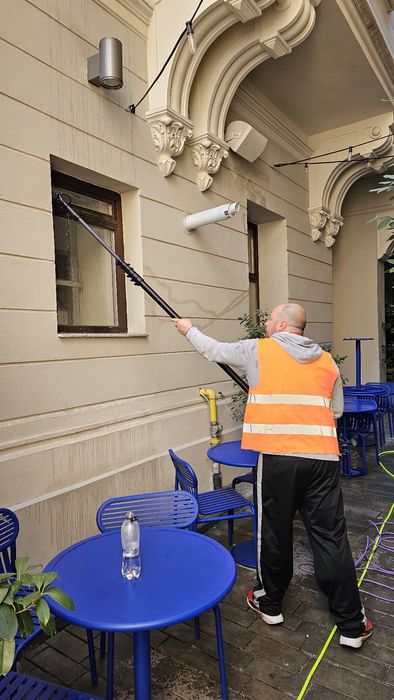 Spalare.,curatare profesionala geamuri la înălțime