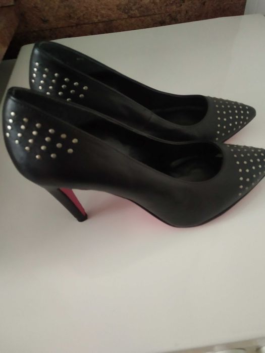 Обувки-италиански елегантни на Arnaldo toskani -нови ,номер 37