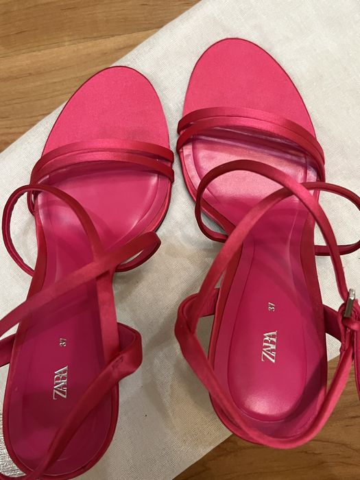 Нови! ZARA сатенени високи сандали