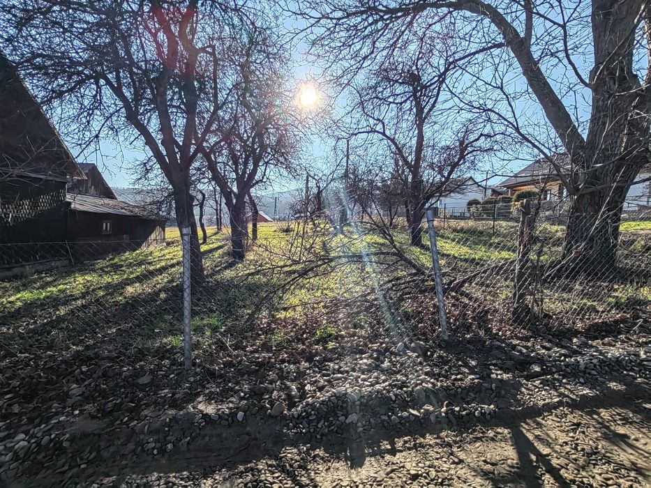 De vânzare: Teren intravilan 40 ari +Casă – Cacica, jud. Suceava