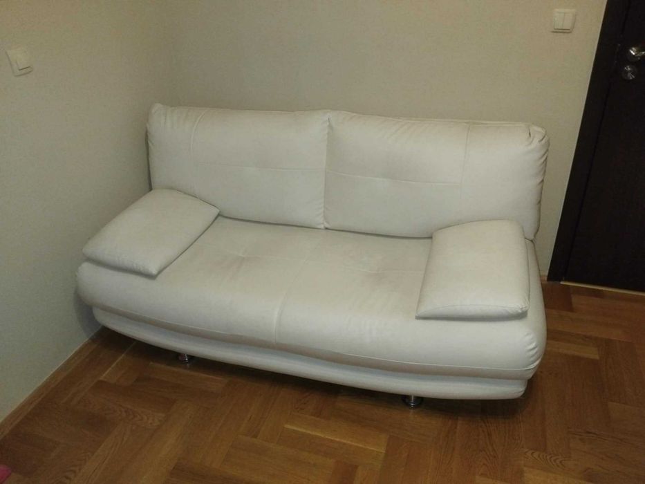 Два Бели Кожени Дивана В Запазено Състояние